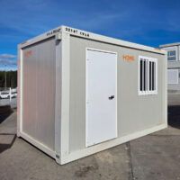 Módulo prefabricado con instalación eléctrica integrada y falso techo.