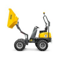 Dumper Wacker Neuson 1501 de 1500 kg descargando material desde su caja de alta descarga hidráulica a 1,45 metros de altura en una obra urbana
