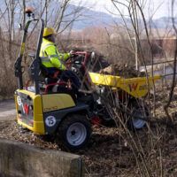 Vista lateral de dumper compacto 4x4 para espacios reducidos.