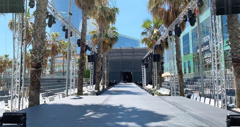 Andamios Layher Escenario con pasarela: Desfile Desigual