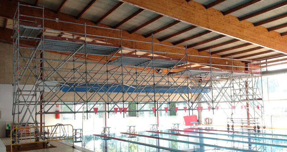 Complejo montaje de andamio sobre piscina - Imagen destacada