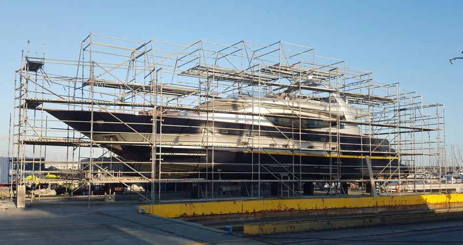 Montaje de andamios para mantenimiento de barcos - Imagen destacada