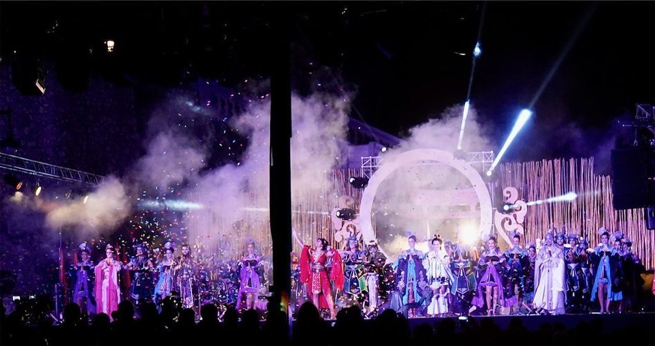 Alquiler de maquinaria, escenarios y gradas para eventos