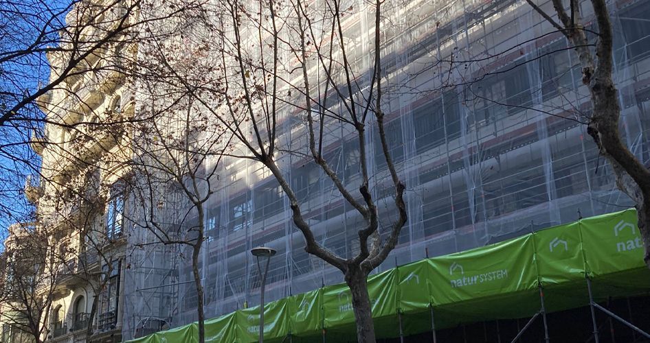 Andamio y montacargas para la rehabilitación del Hotel Majestic