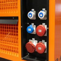 Detalle de las conexiones del grupo electrógeno StageV 60 Kvas, con cuadro de control avanzado y sistema de regulación electrónica.