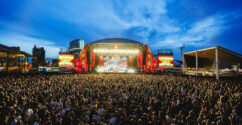 Fotografía del escenario Orbit SRS 35 montado por Homs Rentals en el Festival Cruïlla en el Parc del Fòrum de Barcelona, con iluminación y asistentes.