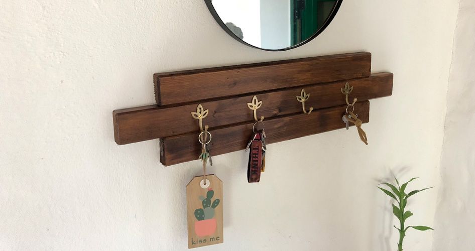 colgador llaves de madera