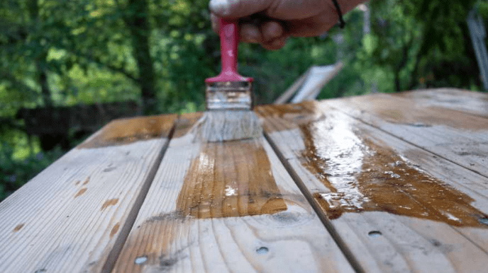 pintar sofá con palets de madera
