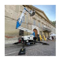 Plataforma elevadora Socage Raptor 15S trabajando en altura en la calle.