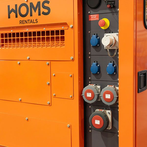 Cuadro de conexiones de grupo electrógeno insonorizado Dagartech Stage V de 100 kVA, listo para suministro eléctrico prolongado.