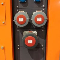 Generador eléctrico trifásico insonorizado con motor Stage V, cumple normativas europeas de emisiones y reducción de contaminantes.