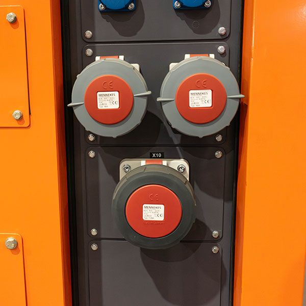 Generador eléctrico trifásico insonorizado con motor Stage V, cumple normativas europeas de emisiones y reducción de contaminantes.