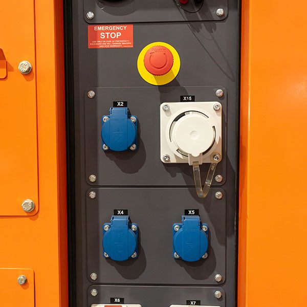 Conexiones de equipo insonorizado de 100 kVA ideal para construcción, eventos e industria, con filtro de partículas y bajo nivel de ruido.