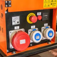 Conexiones del grupo electrógeno 20 kVA Stage V, Dagartech DGH 24 TF BC, apto para suministros temporales y alimentación de equipos en obra.