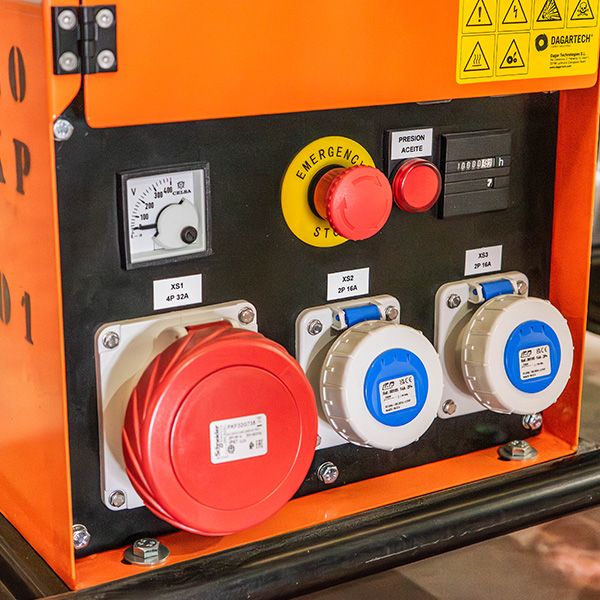 Conexiones del grupo electrógeno 20 kVA Stage V, Dagartech DGH 24 TF BC, apto para suministros temporales y alimentación de equipos en obra.