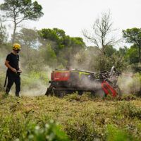 Desbrozadora forestal Dronster con control remoto y orugas robustas, ideal para trabajos de prevención de incendios y rescate.