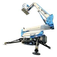Plataforma articulada sobre orugas Socage Raptor 21S de 21 metros en posición extendida, ideal para trabajos en altura en espacios reducidos.
