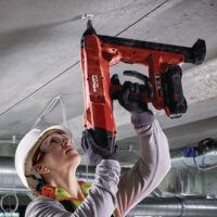 Clavadora profesional Hilti para fijaciones sin perforación previa.