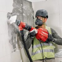 Uso profesional del martillo rompedor Hilti TE 600-AVR ligero en obra.