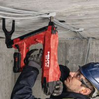 Clavadora a batería para hormigón y acero en trabajos técnicos.
