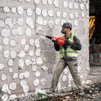 Operario utilizando el martillo rompedor ligero y potente Hilti TE 600-AVR en muro de hormigón.