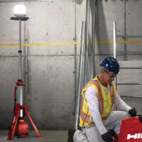 orre de iluminación a batería con cobertura lumínica completa para interiores y exteriores.